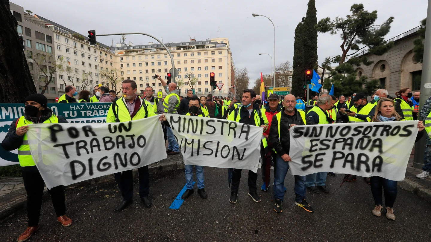 Duodécimo día de paro: los transportistas mantienen las protestas pese al acuerdo con el Gobierno Duodécimo día de paro: los transportistas mantienen las protestas pese al acuerdo con el Gobierno