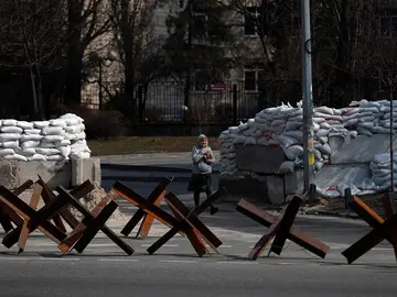 Imagen de una mujer caminando por Kiev