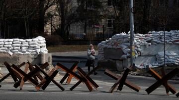 Imagen de una mujer caminando por Kiev