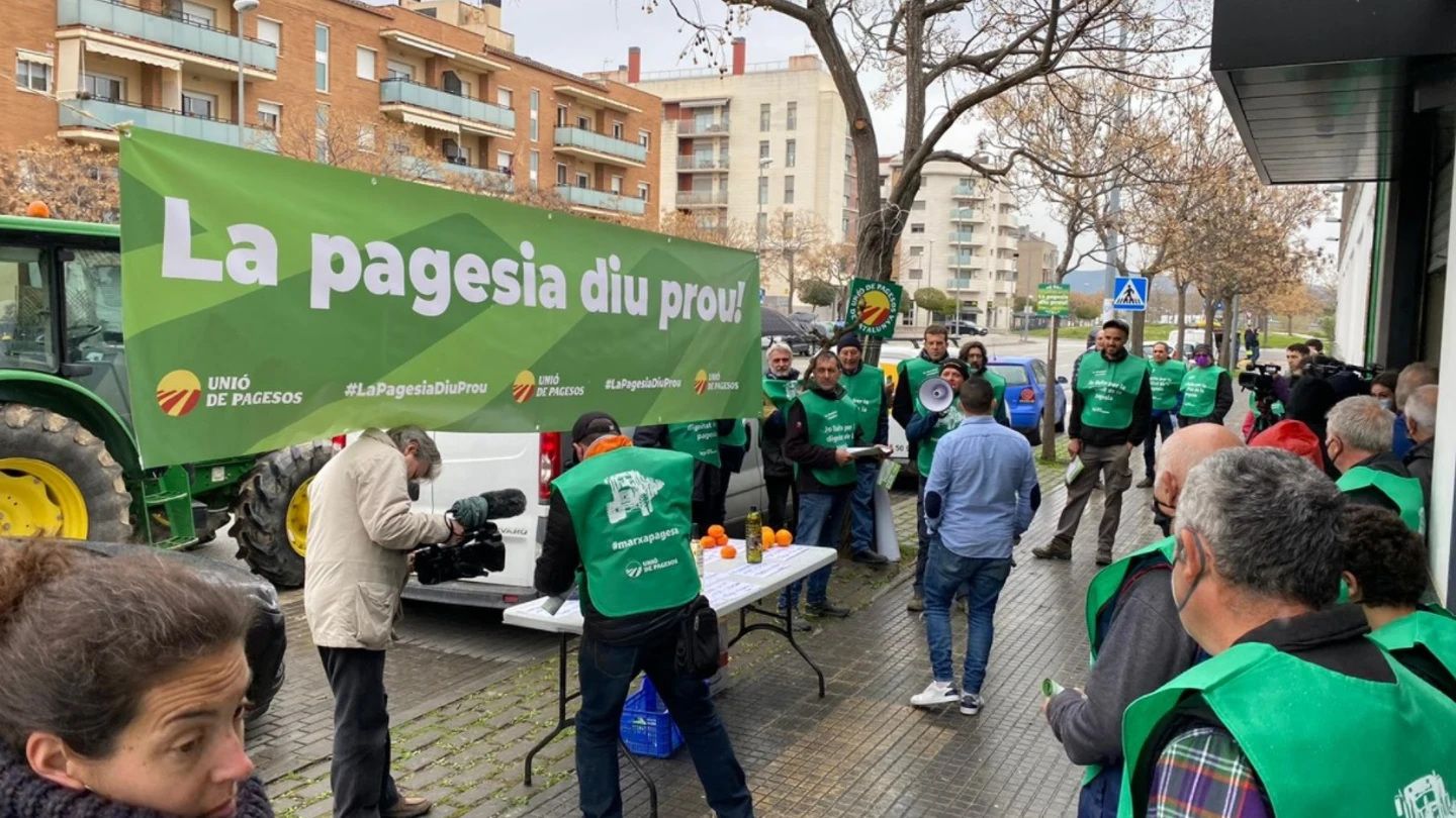 El campo sigue en las calles: centenares de payeses catalanes se manifiestan por el alza de los precios El campo sigue en las calles: centenares de payeses catalanes se manifiestan por el alza de los precios