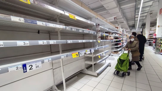 Estanterías vacías en un supermercado de Madrid Estanterías vacías en un supermercado de Madrid