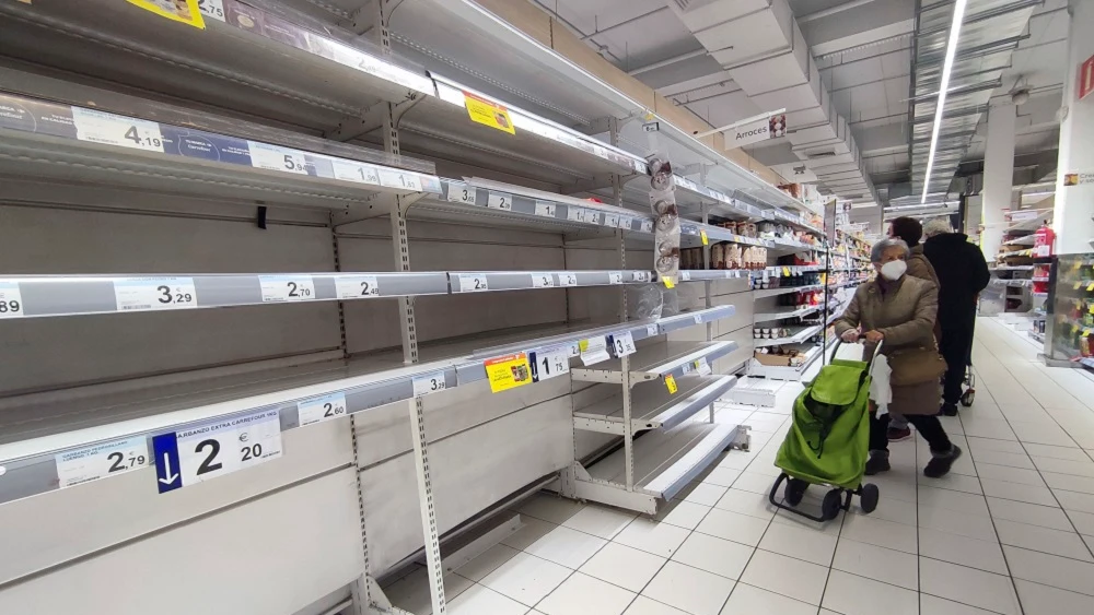 Estanterías vacías en un supermercado de Madrid