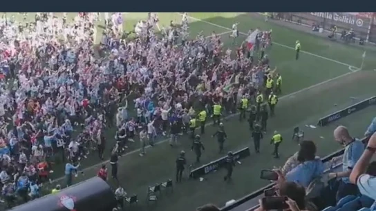 Tensión en el Celta B – Deportivo de la Coruña: Rifirrafes, invasión de campo y cargas policiales al término del partido Tensión en el Celta B – Deportivo de la Coruña: Rifirrafes, invasión de campo y cargas policiales al término del partido