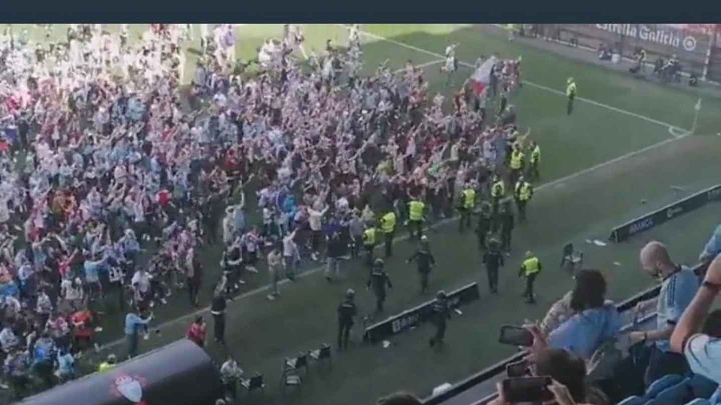 Tensión en el Celta B – Deportivo de la Coruña: Rifirrafes, invasión de campo y cargas policiales al término del partido Tensión en el Celta B – Deportivo de la Coruña: Rifirrafes, invasión de campo y cargas policiales al término del partido