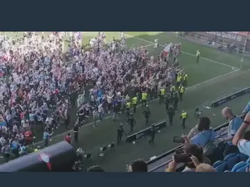 Tensión en el Celta B – Deportivo de la Coruña: Rifirrafes, invasión de campo y cargas policiales al término del partido