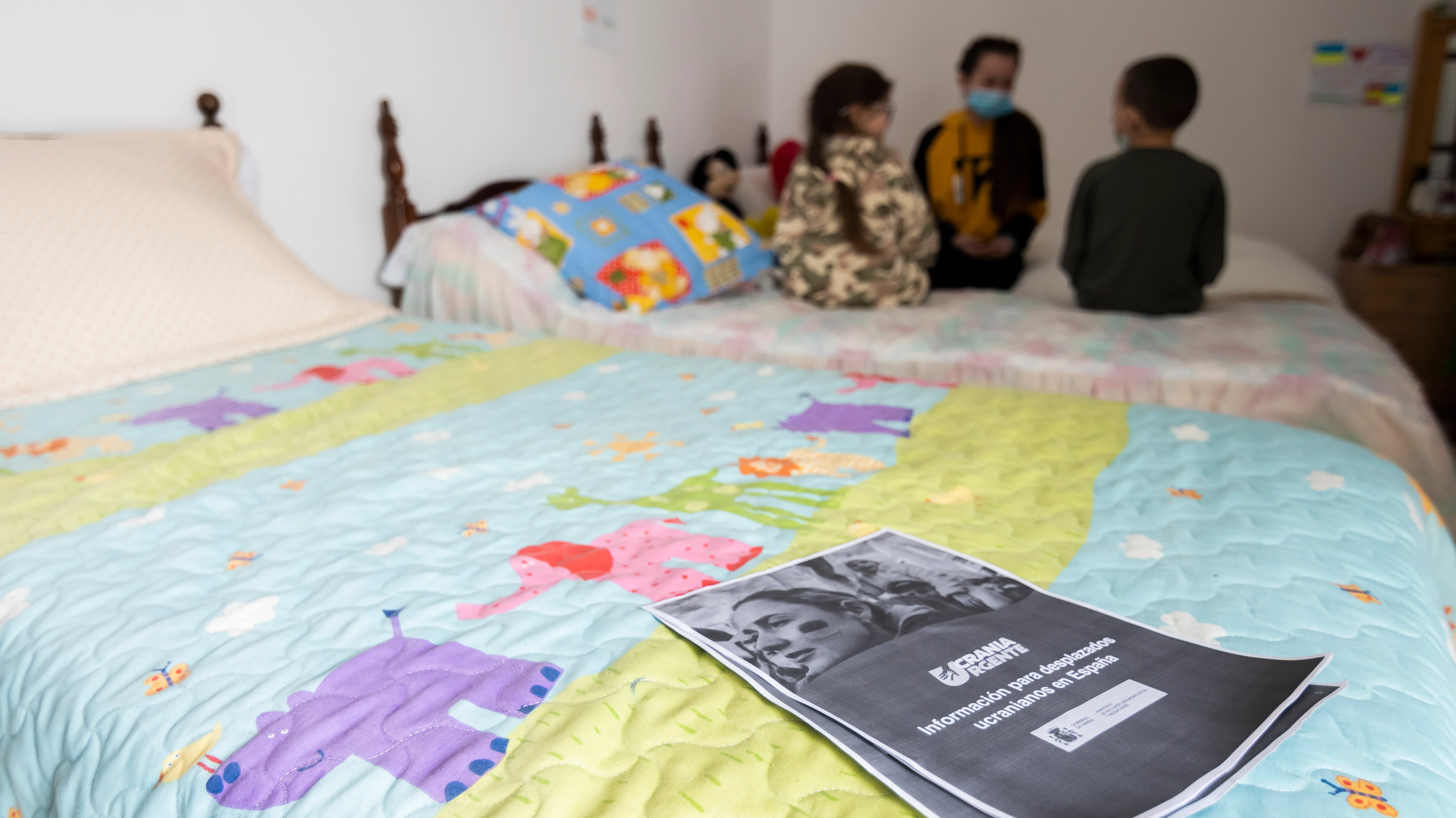 Una de las habitaciones de un impresionante caserón de la familia Belloso, en Carmona (Sevilla), que está siendo rehabilitado por voluntarios, ubicado en pleno centro de la localidad que aspira a ser Patrimonio de la Humanidad y que han cedido a un grupo de 21 refugiados ucranianos, entre niños y sus madres, en una fotografía del pasado jueves.