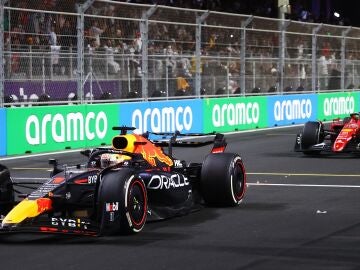 Max Verstappen bate a Charles Leclerc en Arabia Saudí