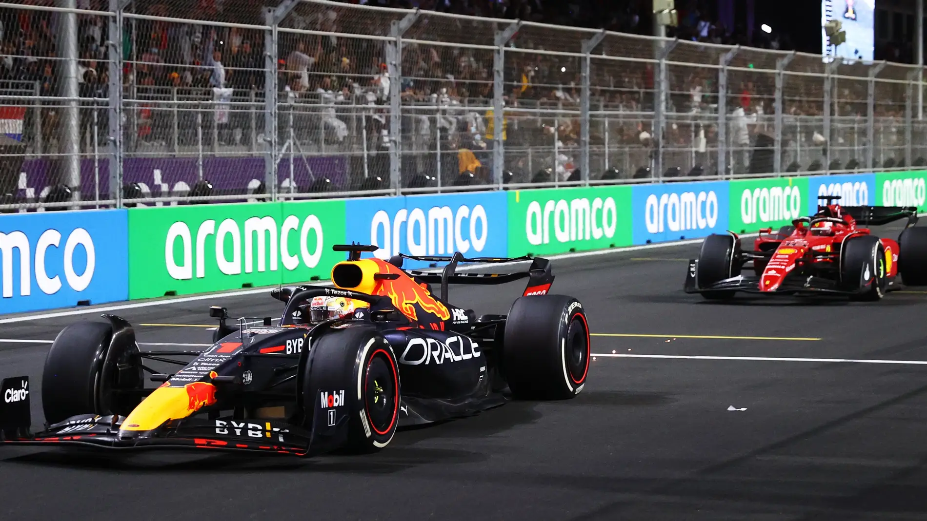 Max Verstappen bate a Charles Leclerc en Arabia Saudí