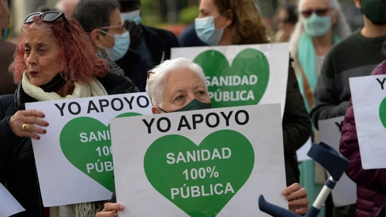 Cientos de personas se concentran en Oviedo en defensa de la Atención Primaria Cientos de personas se concentran en Oviedo en defensa de la Atención Primaria