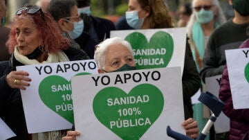 Cientos de personas se concentran en Oviedo en defensa de la Atención Primaria