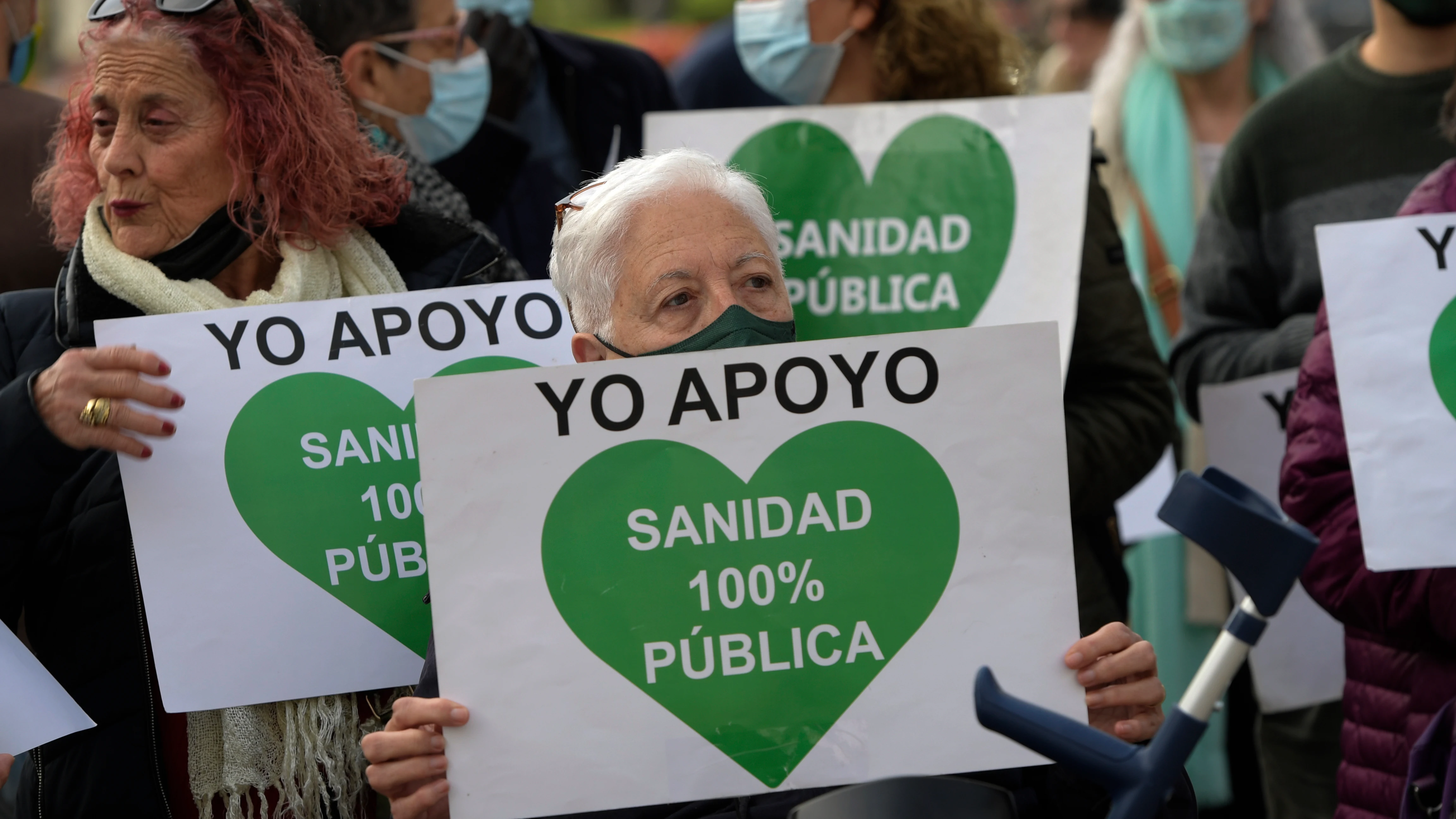 Cientos de personas se concentran en Oviedo en defensa de la Atención Primaria