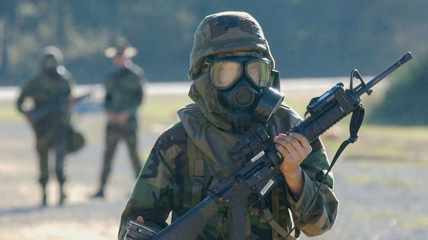 Imagen de un soldado con una máscara Imagen de un soldado con una máscara