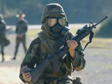 Imagen de un soldado con una máscara