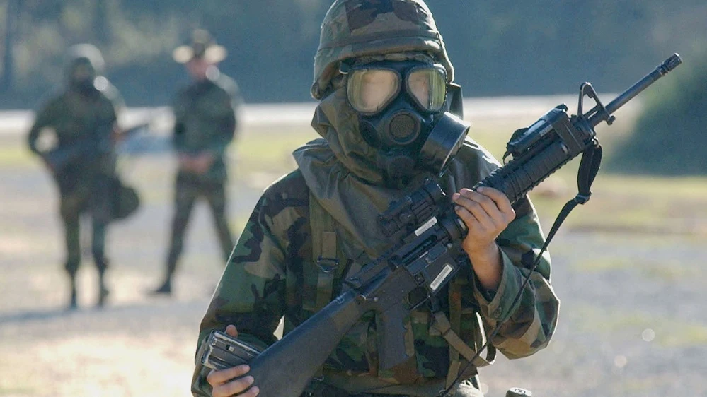 Imagen de un soldado con una máscara