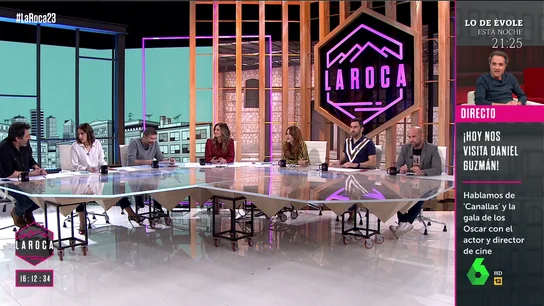 El divertido pique de Nuria Roca y Juan del Val en directo: "Yo soy la presentadora" El divertido pique de Nuria Roca y Juan del Val en directo: "Yo soy la presentadora"