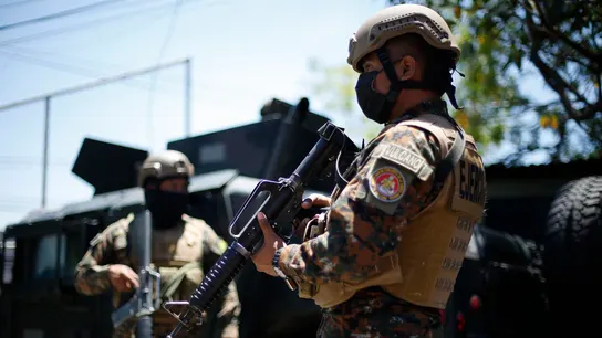 Soldados prestan guardia en un punto de control en San Salvador. Soldados prestan guardia en un punto de control en San Salvador.