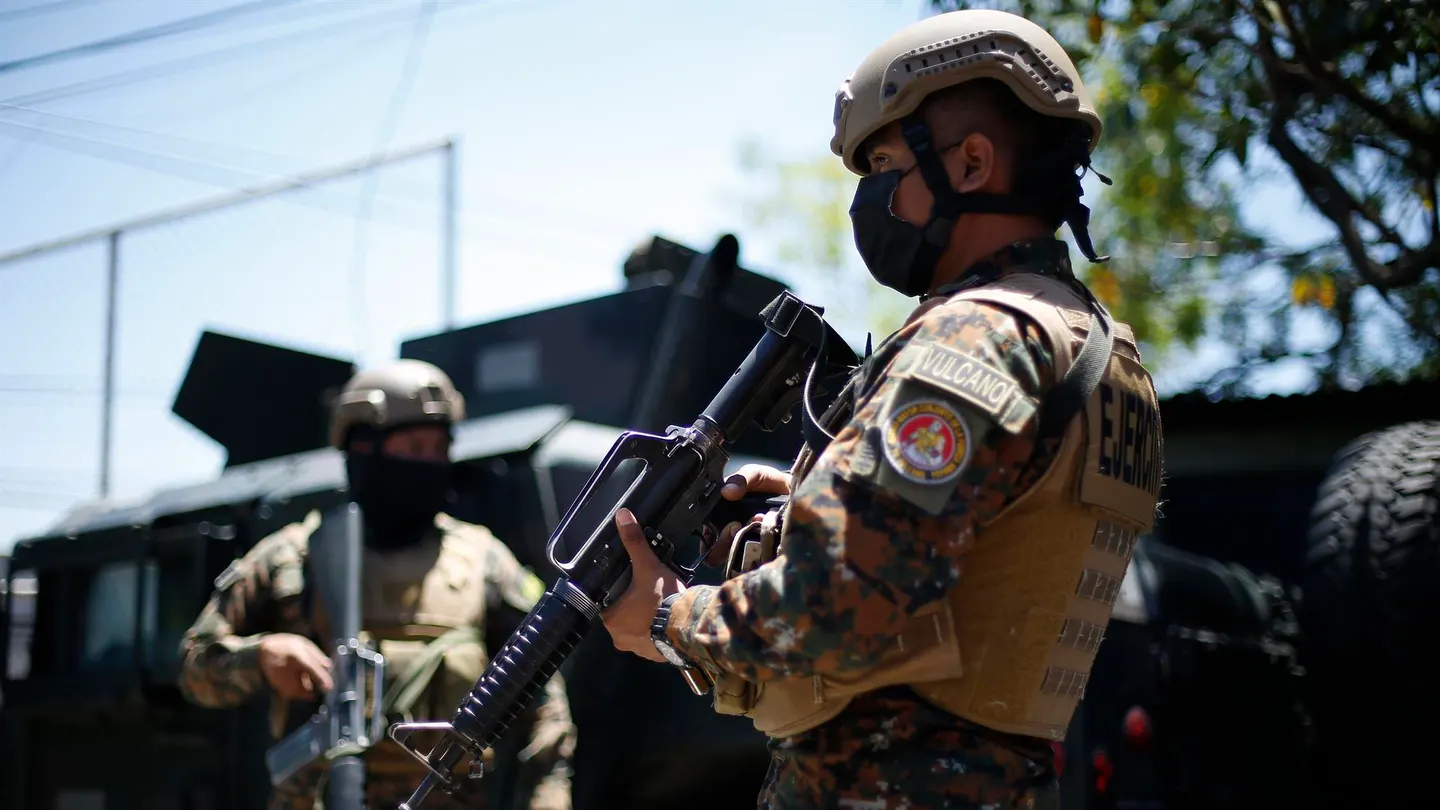 Soldados prestan guardia en un punto de control en San Salvador. Soldados prestan guardia en un punto de control en San Salvador.