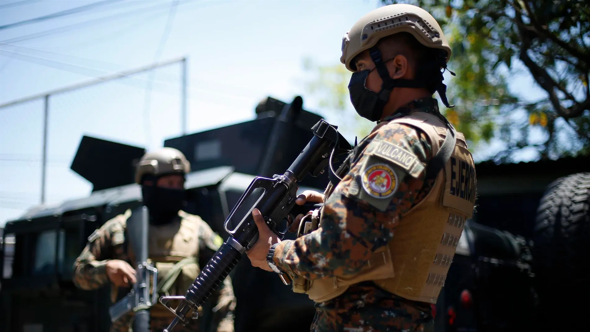  Soldados prestan guardia en un punto de control en San Salvador.