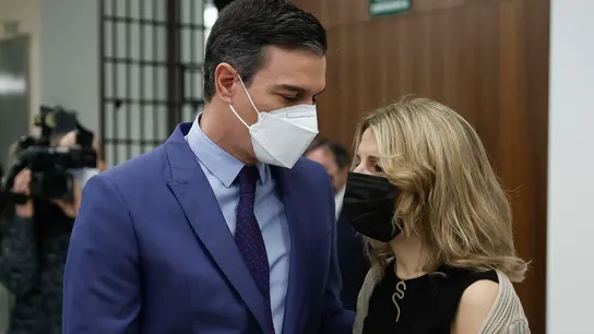 El presidente del Gobierno, Pedro Sánchez, conversa con la vicepresidenta segunda del Gobierno y ministra de Trabajo, Yolanda Díaz. El presidente del Gobierno, Pedro Sánchez, conversa con la vicepresidenta segunda del Gobierno y ministra de Trabajo, Yolanda Díaz.