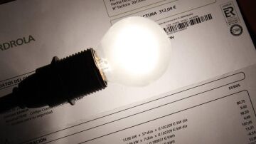 Consumidores particulares y empresas exigen medidas para frenar el precio de la luz