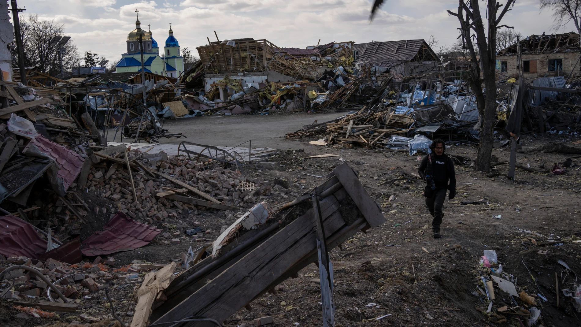 Un hombre camina por las afueras de Kiev tras un ataque del ejército ruso
