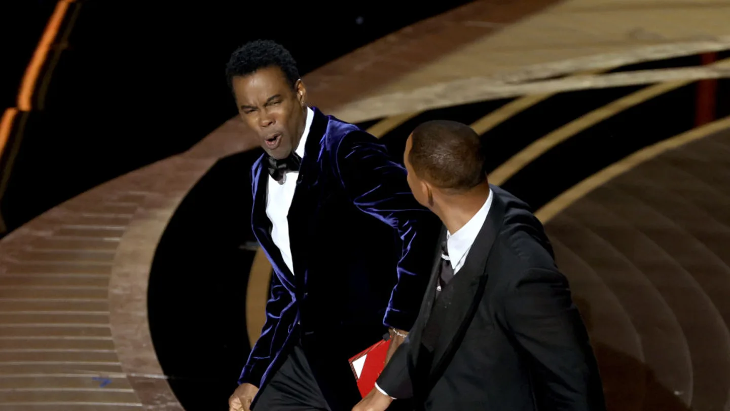 El gesto de Chris Rock tras recibir una bofetada de Will Smith en la ceremonia de los Oscar El gesto de Chris Rock tras recibir una bofetada de Will Smith en la ceremonia de los Oscar/ Getty
