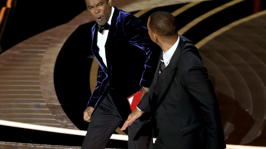 El gesto de Chris Rock tras recibir una bofetada de Will Smith en la ceremonia de los Oscar/ Getty