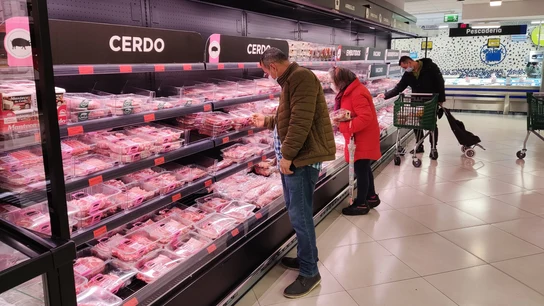 Varias personas eligen entre la oferta de carnicería de un supermercado madrileño. Varias personas eligen entre la oferta de carnicería de un supermercado madrileño.