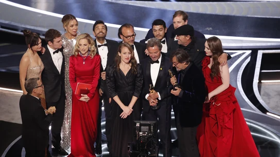 El equipo de 'Coda' recibe el Premio Óscar a la mejor película El equipo de 'Coda' recibe el Premio Óscar a la mejor película