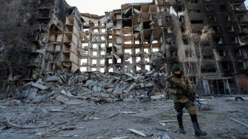 Un soldado prorruso camina frente a un edificio destruido en Mariúpol.