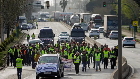 Un grupo de transportistas autónomos corta la Ronda Litoral de Barcelona con sus movilización. Un grupo de transportistas autónomos corta la Ronda Litoral de Barcelona con sus movilización.