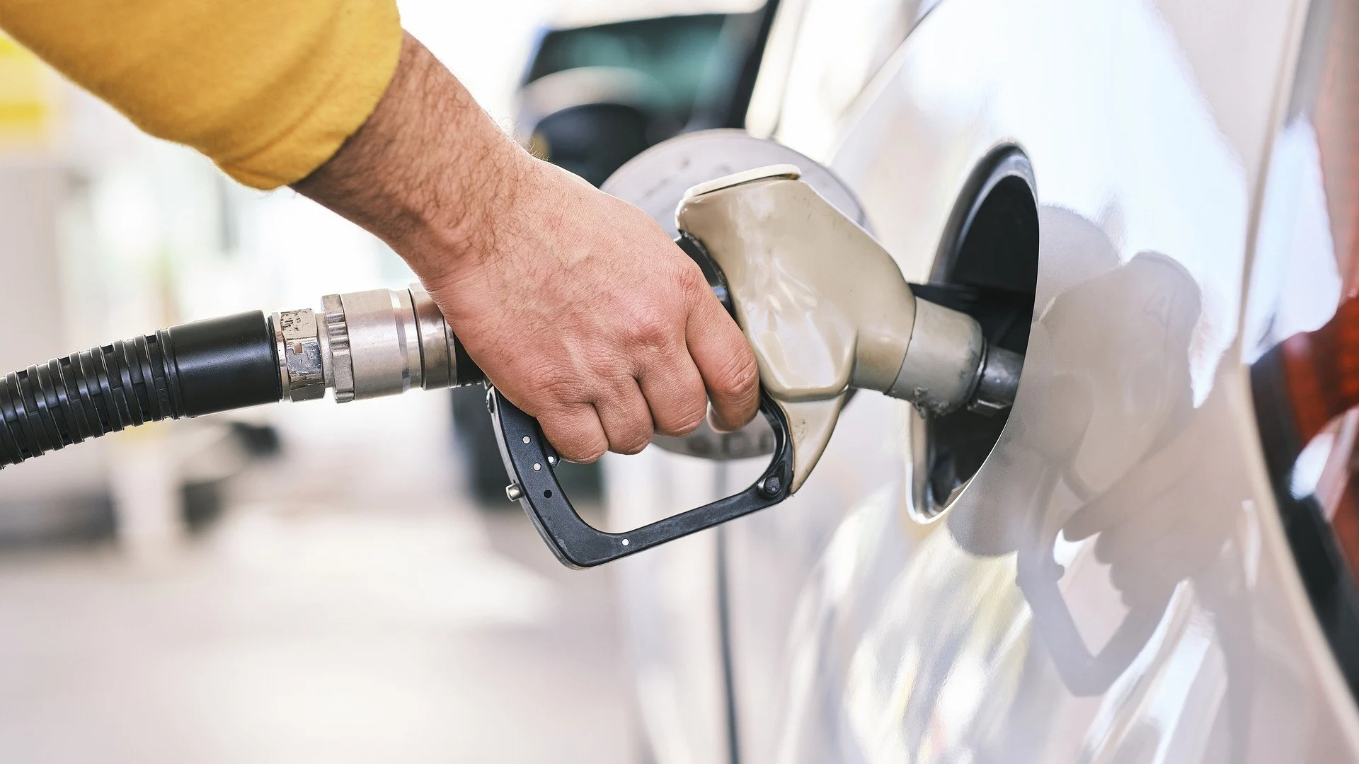 Un hombre echa gasolina Un hombre echa gasolina