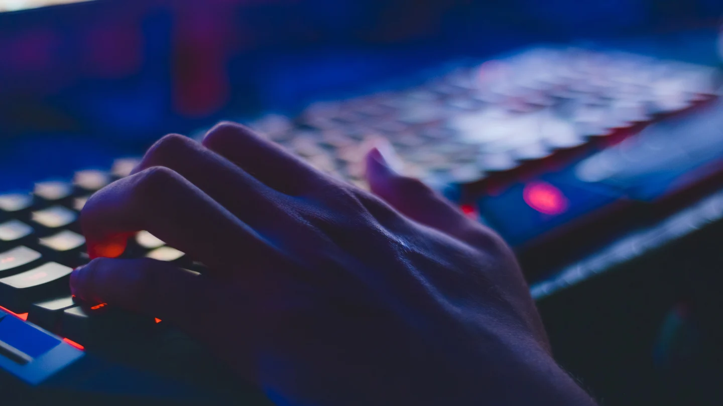 Imagen del teclado de un ordenador. Imagen de archivo de un hacker | Fotos: Pexels