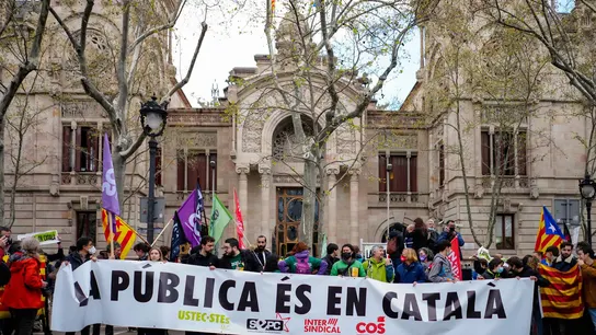 Miles de profesores y estudiantes se manifestaron este miércoles por el centro de Barcelona para exigir al Govern que proteja la inmersión lingüística. Miles de profesores y estudiantes se manifestaron este miércoles por el centro de Barcelona para exigir al Govern que proteja la inmersión lingüística.