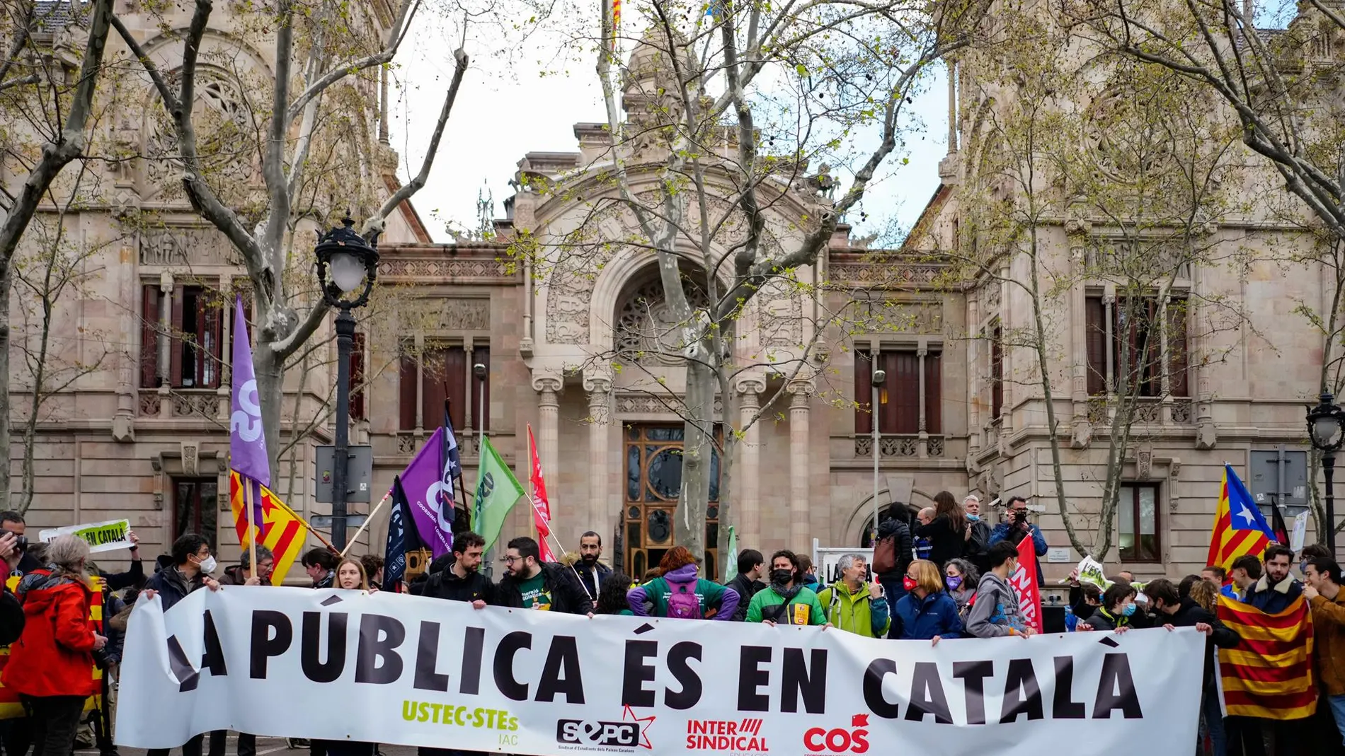 Miles de profesores y estudiantes se manifestaron este miércoles por el centro de Barcelona para exigir al Govern que proteja la inmersión lingüística. 