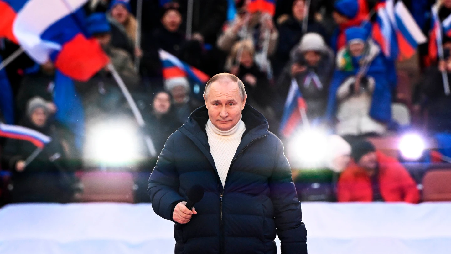 El presidente de Rusia, Vladímir Putin, en el baño de masas por el octavo aniversario de la anexión de Crimea. El presidente de Rusia, Vladímir Putin, en el baño de masas por el octavo aniversario de la anexión de Crimea.