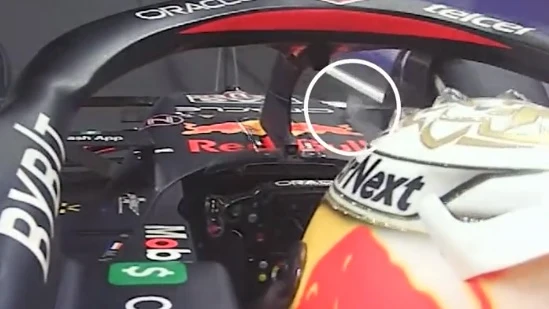 Un plástico se queda en el coche de Verstappen