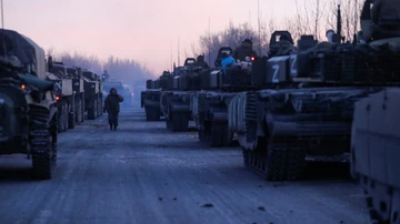 Un convoy de tropas rusas cerca de la ciudad sitiada de Mariúpol.