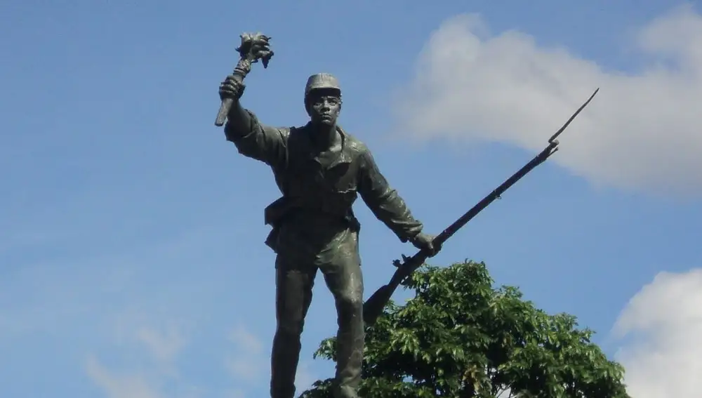 Estatua de Juan Santamaría en el parque que lleva su nombre