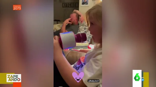 La desesperación de un padre en pleno 'concierto' de su hija con su micrófono de luces La desesperación de un padre en pleno 'concierto' de su hija con su micrófono de luces