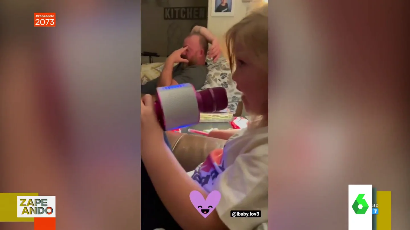 La desesperación de un padre en pleno 'concierto' de su hija con su micrófono de luces La desesperación de un padre en pleno 'concierto' de su hija con su micrófono de luces