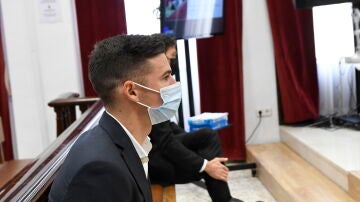 El futbolista Santi Mina sentado en el banquillo de los acusados en la sala de la Sección Tercera de la Audiencia Provincial de Almería