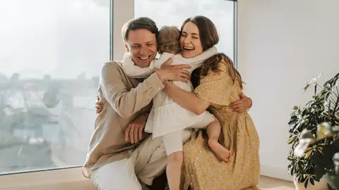 Familia feliz abrazándose. Familia feliz abrazándose.