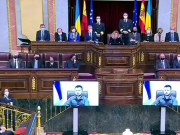 La imagen de Zelenski en dos pantallas en el Congreso de los Diputados 