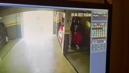 Vídeo: atracan en el garaje de su vivienda a Pau Molins, uno los abogados de la infanta Cristina en el caso Nóos Vídeo: atracan en el garaje de su vivienda a Pau Molins, uno los abogados de la infanta Cristina en el caso Nóos