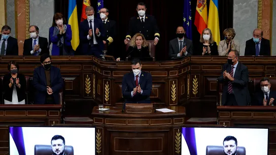Pedro Sánchez aplaude tras la intervención de Zelenski Pedro Sánchez aplaude tras la intervención de Zelenski