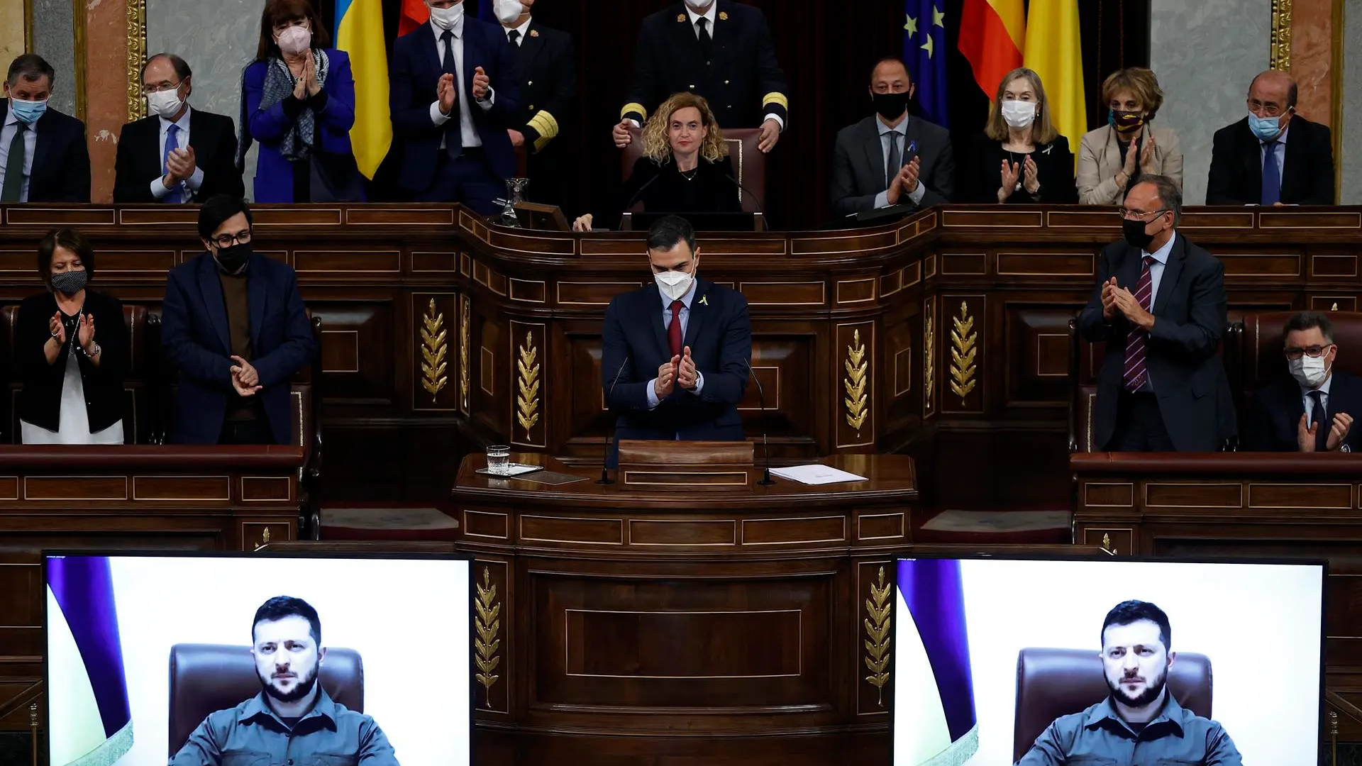 Pedro Sánchez aplaude tras la intervención de Zelenski