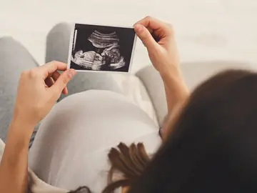 Embarazada mirando la ecografía del bebé.