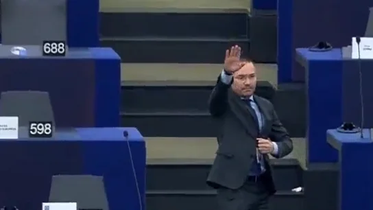 La Eurocámara multa a un eurodiputado que hizo el saludo nazi en el hemiciclo La Eurocámara multa a un eurodiputado que hizo el saludo nazi en el hemiciclo