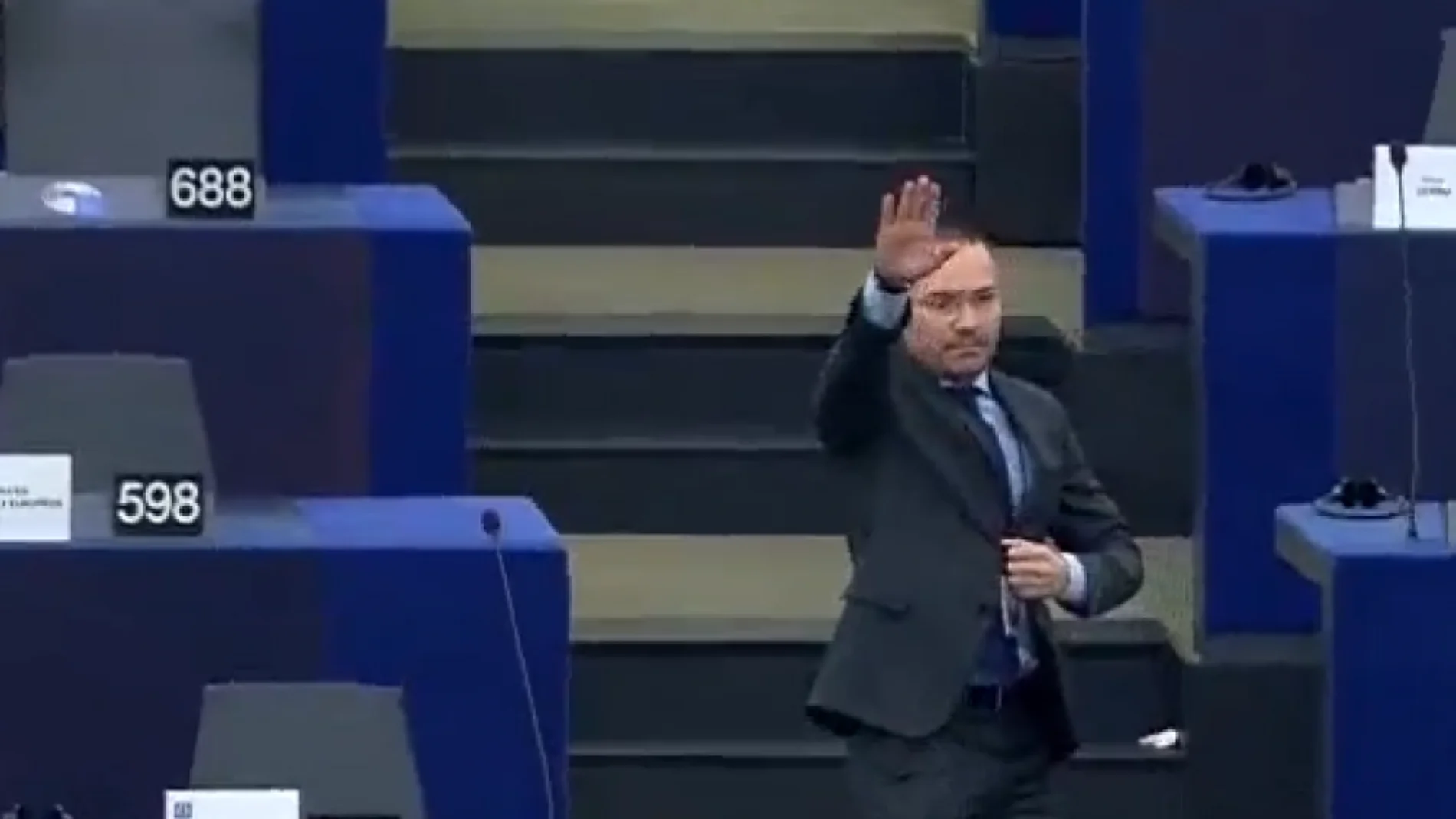 La Eurocámara multa a un eurodiputado que hizo el saludo nazi en el hemiciclo